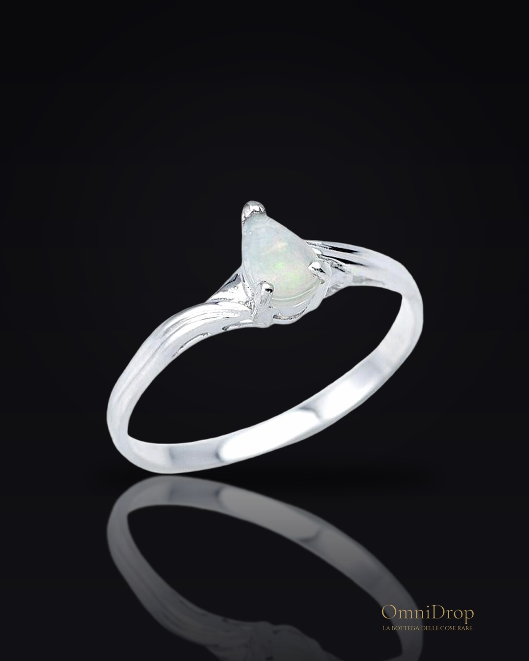 Anello opale bianco, per perpetuare l'essenza australiana