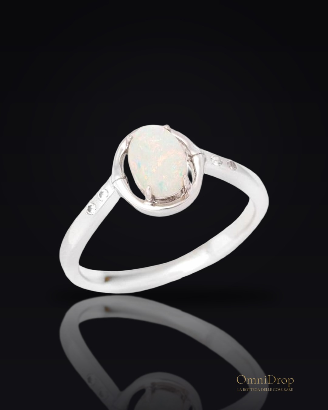 Anello opale bianco australiano, per evocare l'essenza naturale