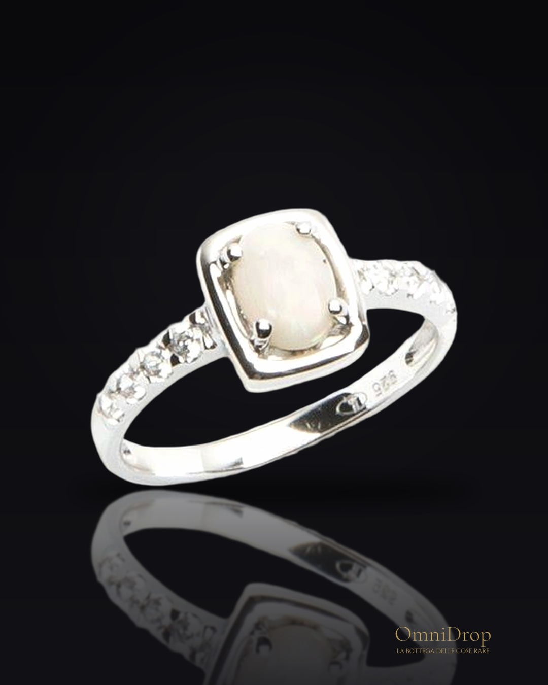 Anello opale ovale e zirconio, per racchiudere la luce