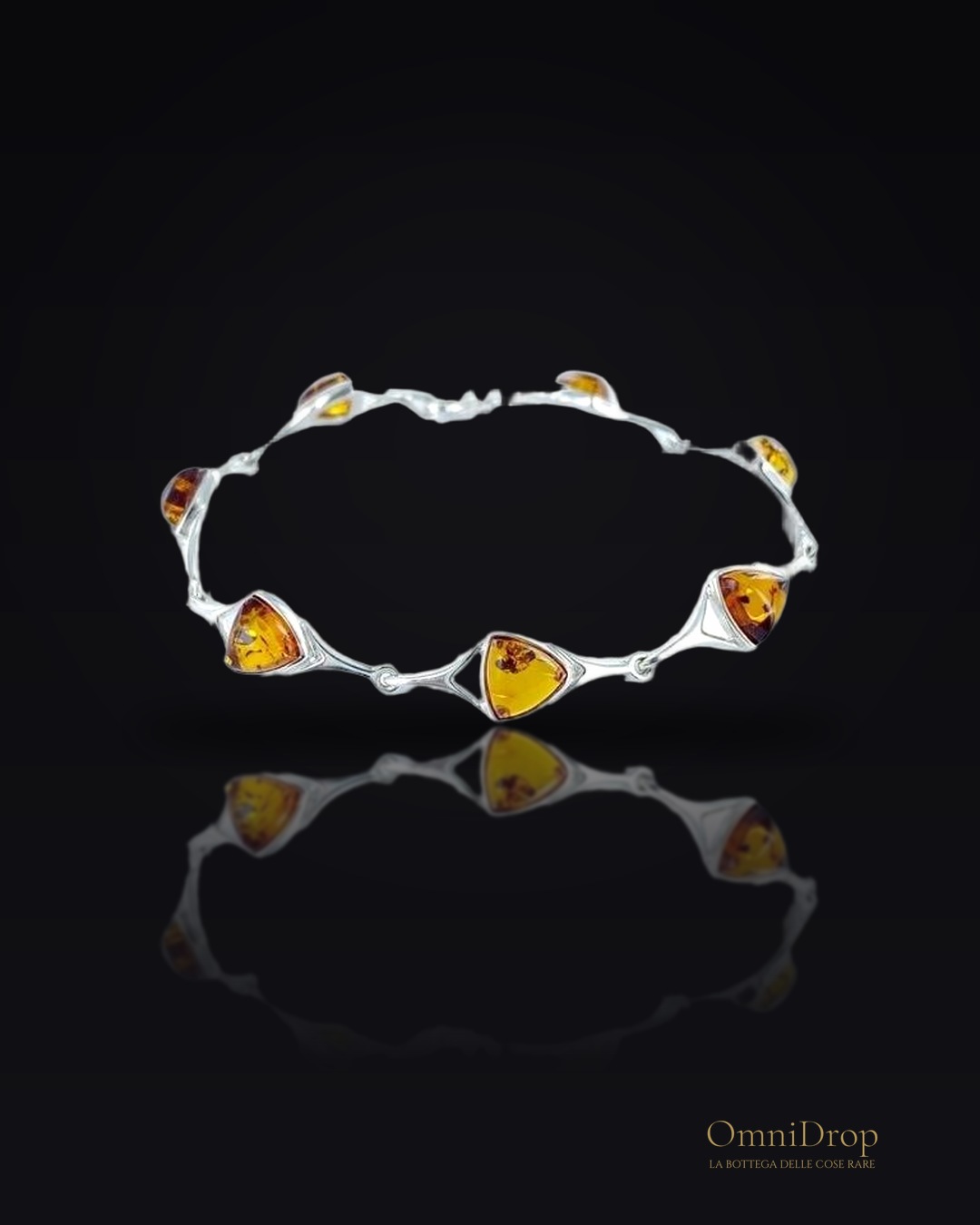 Bracciale in argento 925 con triangolo di ambra cognac, per custodire la tua luce