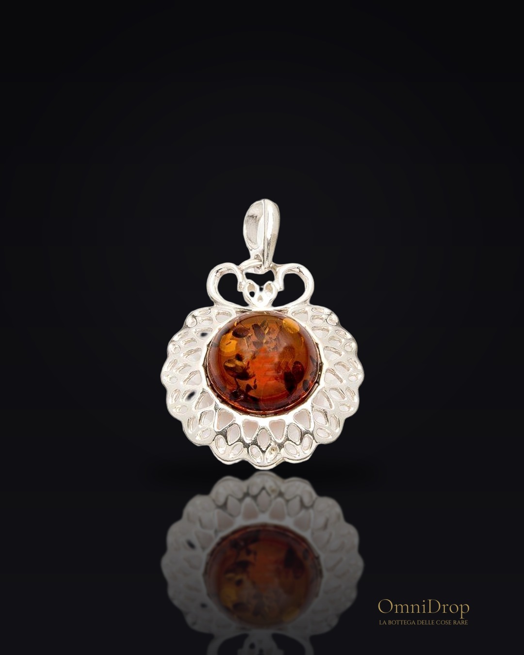 Ciondolo in argento rodiato con ambra tonda cognac, per custodire la tua luce interiore