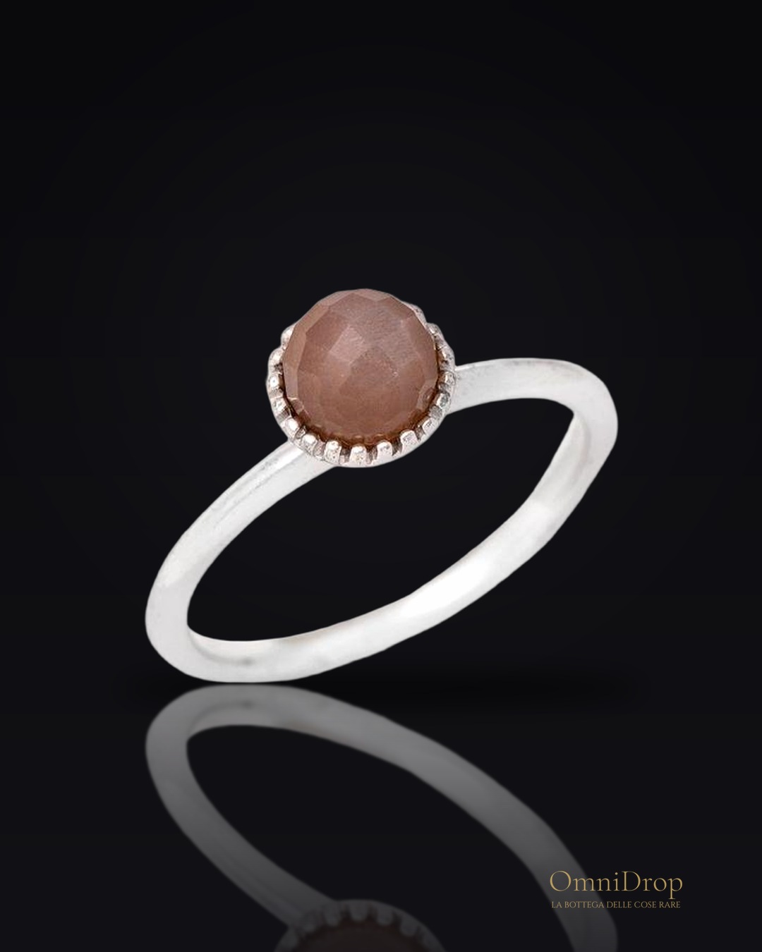 Anello con pallina di pietra lunare rosa, per evocare l'incanto
