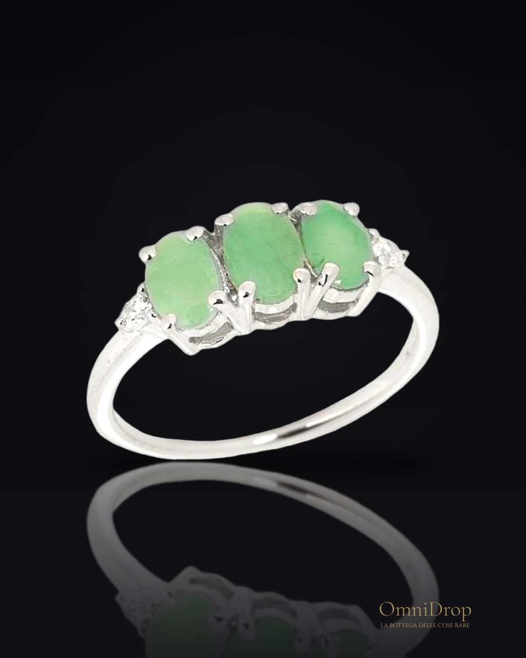 Anello di smeraldo verde naturale su argento rodiato, per custodire la tua luce interiore