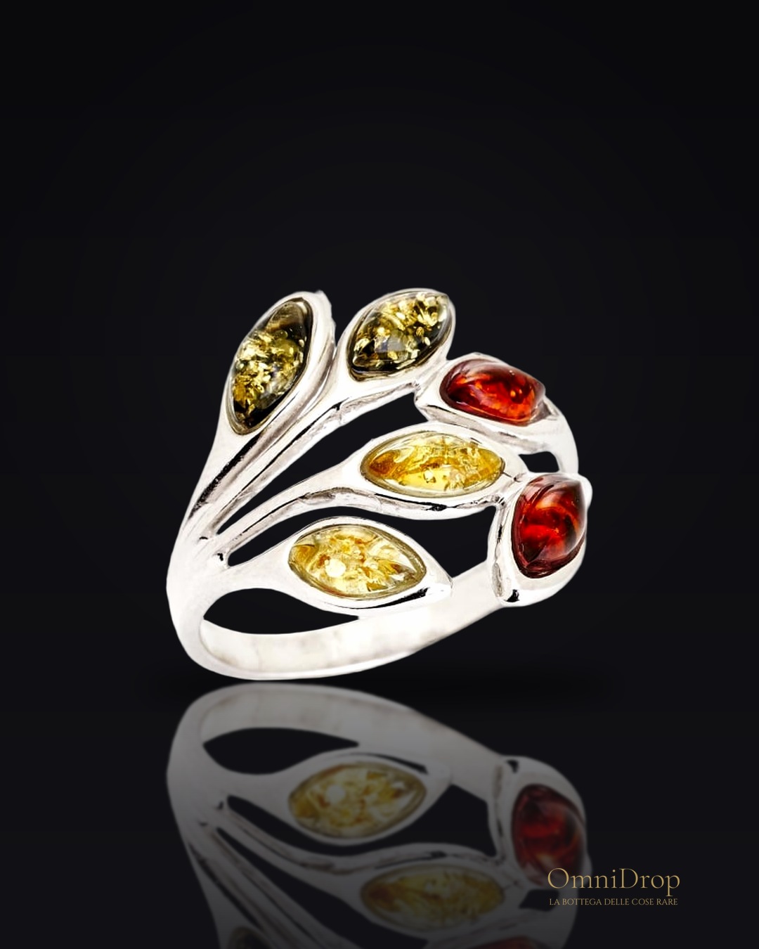Anello di ambra baltica multicolore su argento rodiato 925, per custodire la tua luce