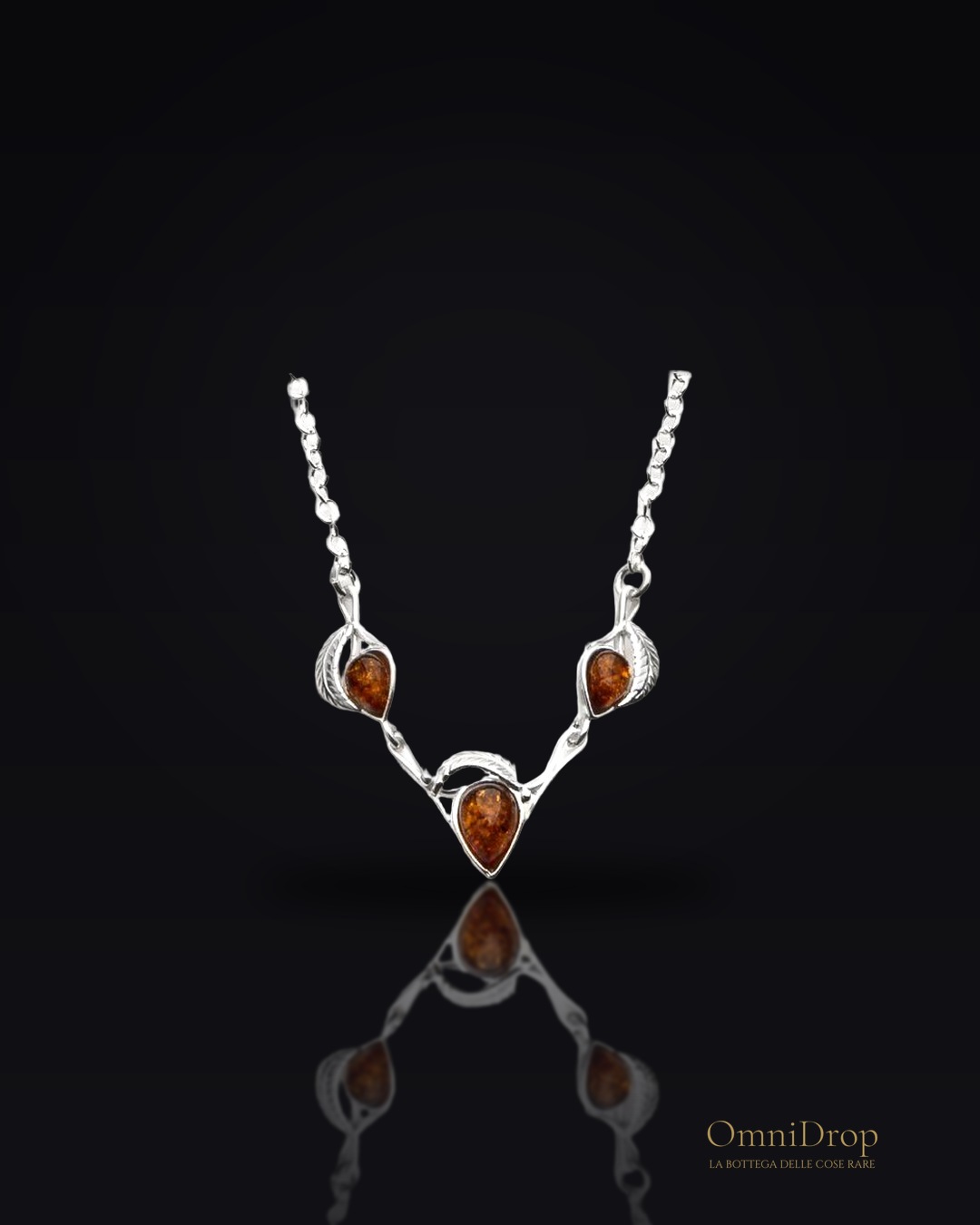 Collana in argento rodiato con foglia e ambra cognac, per custodire la tua eleganza