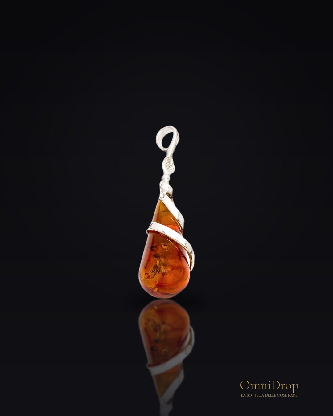 Ciondolo in ambra baltica cognac goccia naturale, argento rodiato 925, 10x27 mm