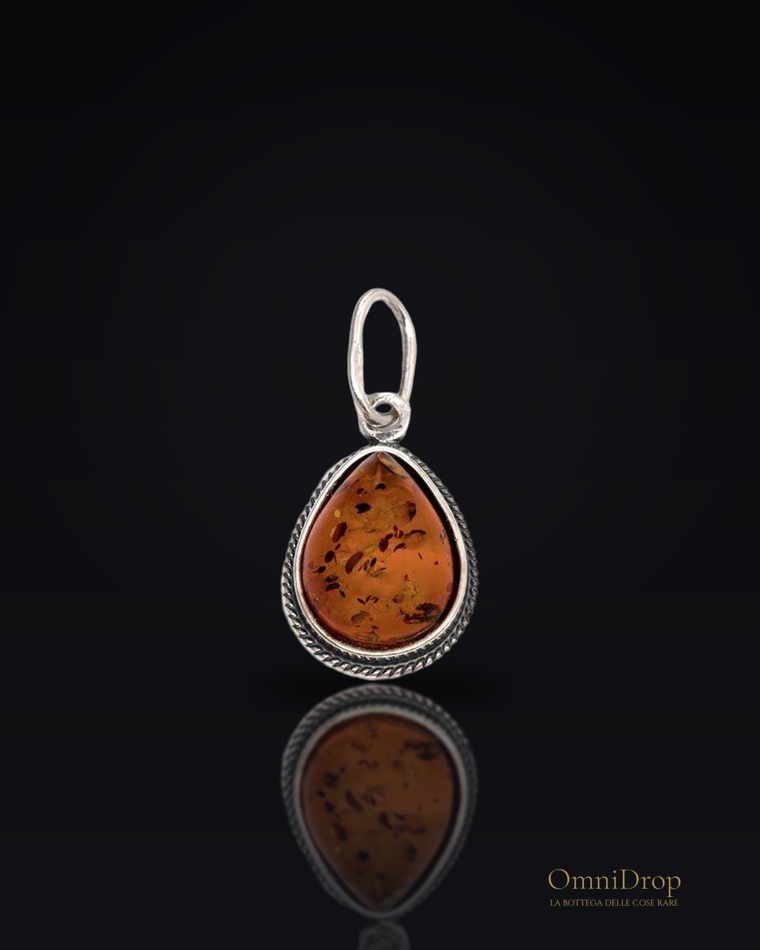 Ciondolo goccia in ambra baltica cognac naturale, argento brunito 925, 10x12 mm