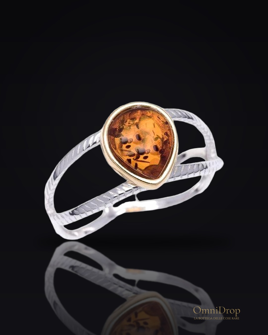 Anello in ambra baltica cognac goccia naturale, in argento rodiato 925, 0,7x1 cm