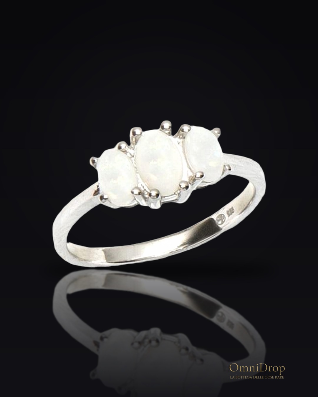 Anello in opale australiano bianco ovale naturale, in argento rodiato 925
