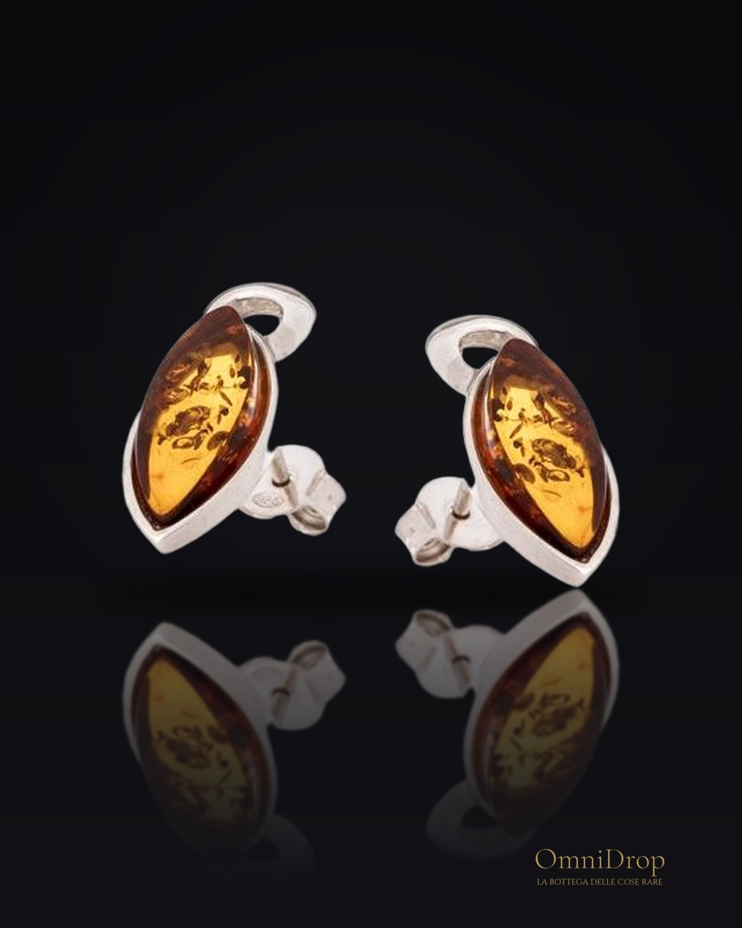 Orecchini a lobo in ambra baltica cognac marquise, argento rodiato 925, 0,7x2 cm
