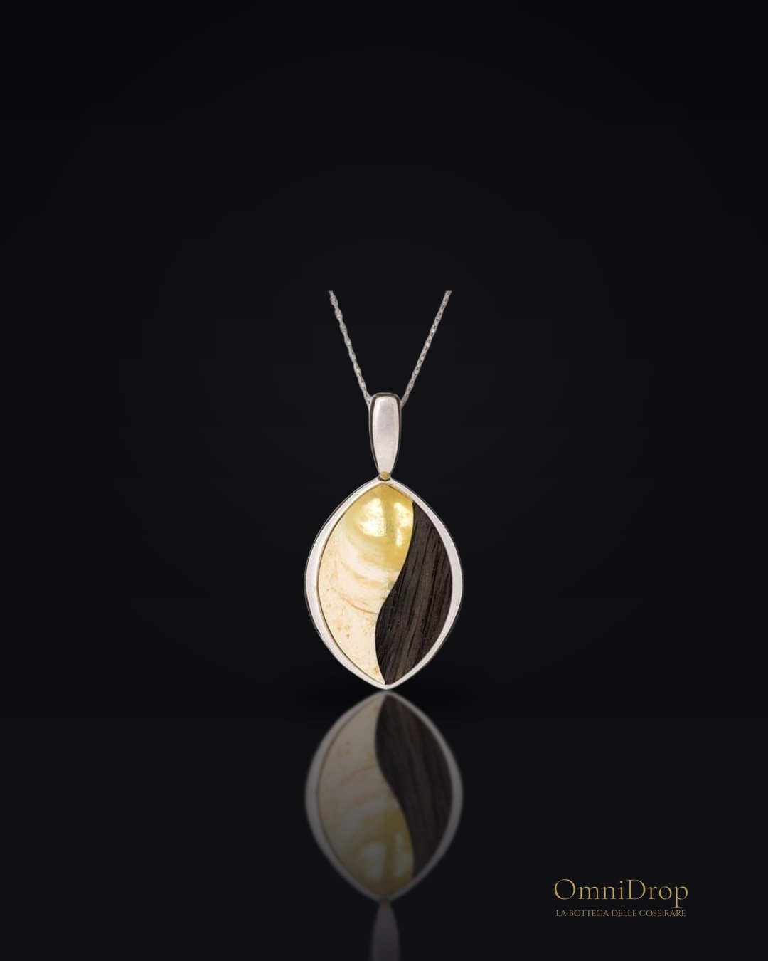 Ciondolo in ambra baltica multicolore irregolare naturale, argento rodiato 925