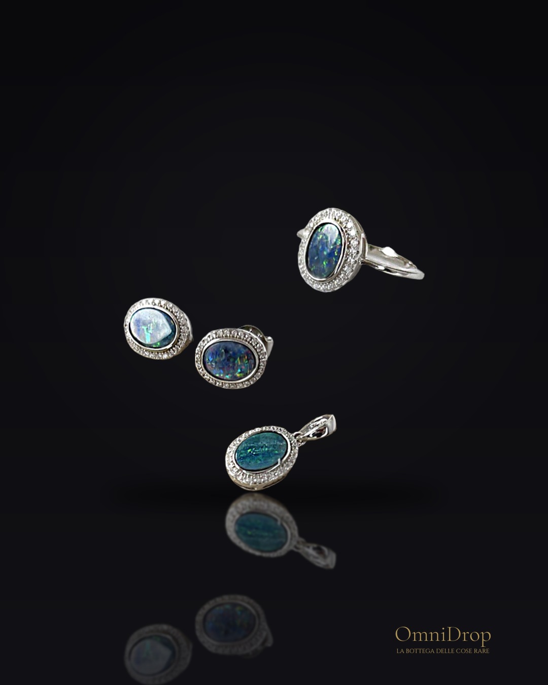 Orecchini a lobo in opale doppietta blu ovale, argento rodiato 925, 6x4 mm