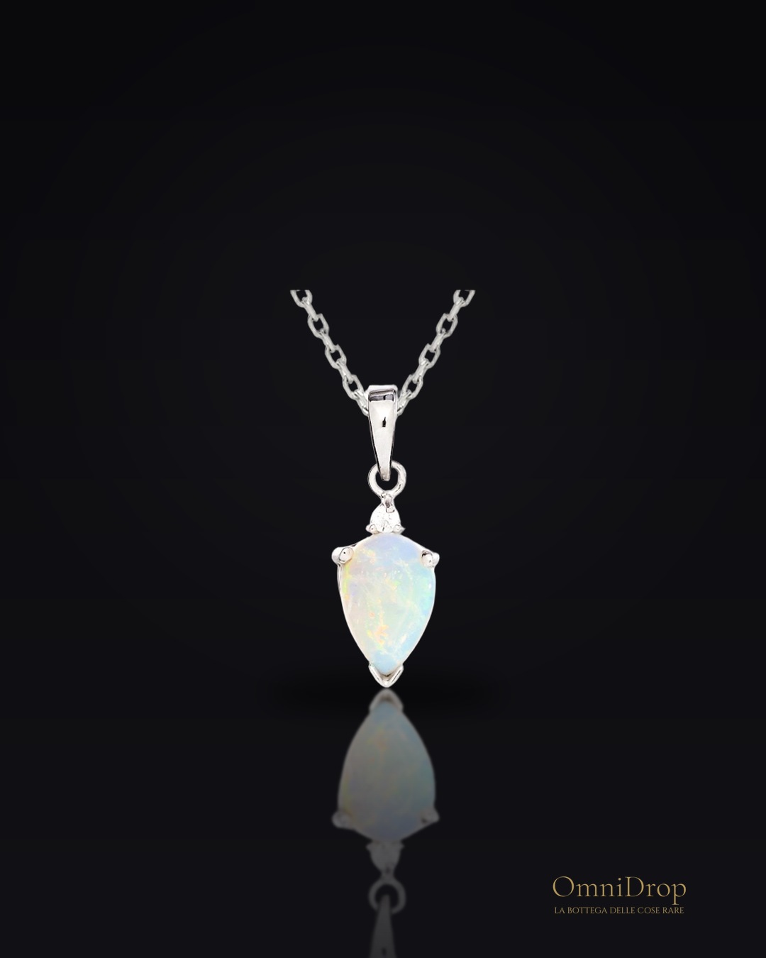 Ciondolo in opale australiano bianco goccia, argento rodiato 925, 9x6 mm