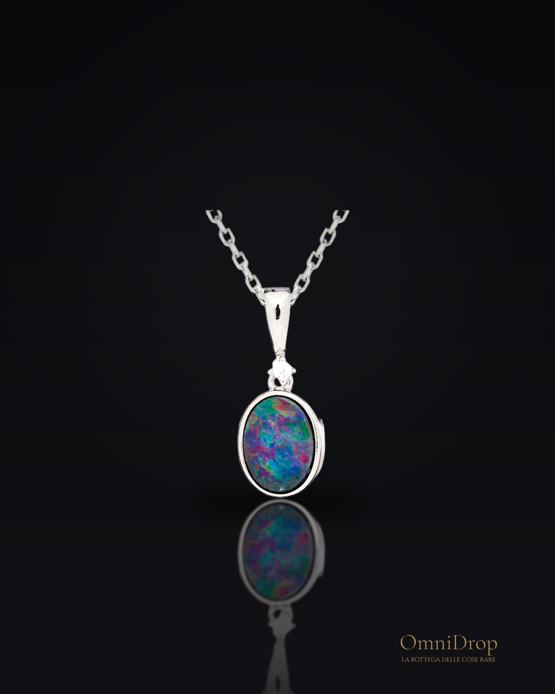 Ciondolo in opale doppietta australiano blu ovale, argento rodiato 925, 8x6 mm