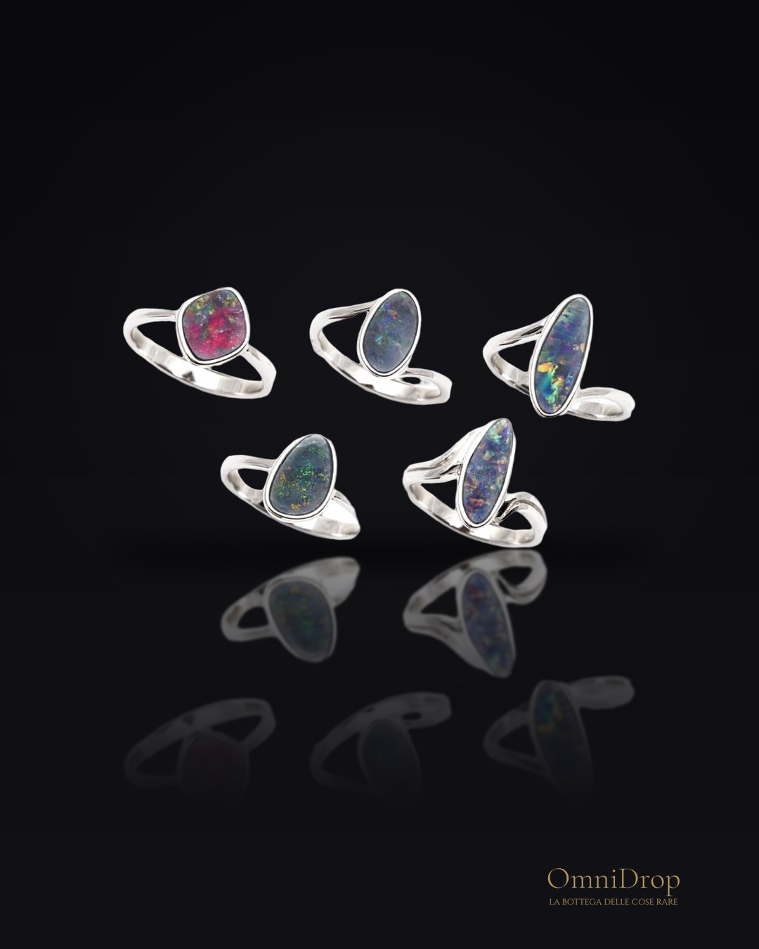 Anello in opale doppietta australiano, in argento rodiato 925